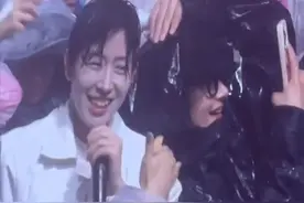 离谱！周杰伦演唱会送粉丝高奢外套，被质疑是剧本，本人出镜回应图片