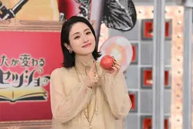 35岁石原里美孕肚首次曝光，穿纱裙主持节目，四肢纤细状态在线图片