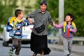 2010年，失独母亲56岁再育双胞胎：为了两个孩子，我想活到100岁图片