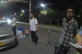 桂林一名驾校学员无证驾驶教练车上路被查 教练就坐在一旁图片