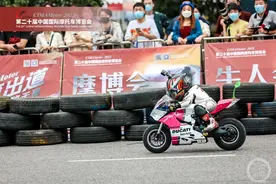 6岁女孩摩博会上弯道压弯震惊网友，父亲：她学儿童赛车不到半年图片