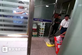 吓人！南安一条缅甸蟒竟在深夜“轧马路”图片