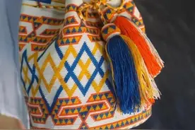 手工编织包中的爱马仕wayuu(瓦尤）传统钩针包，一针一线魅力十足图片