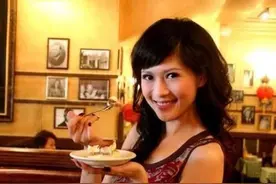 被封第一美女主持私生活混乱，游走在众多富豪中，曾与冯某刚被拍图片