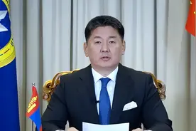 蒙古总统刚访华回国，首都就爆发大规模骚乱，民众冲击政府大楼图片