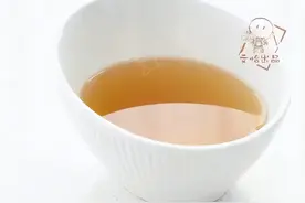 「生活窍门」炸过鱼的油只能扔吗？用这2招让油变清亮图片