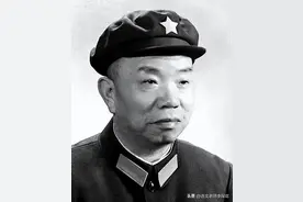 大将王树声到军营探望女儿，哨兵拦住：同志，请您去排队填表图片