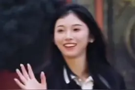 吴艳妮现身成都网红街，走路拽拽的，对自己的身材美貌很有自信！图片