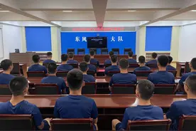 东风大队组织观看交通事故警示教育片图片