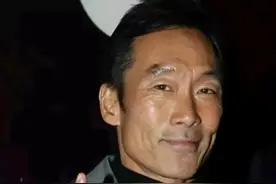 57岁港星捐20万表爱国心：著名奸角戏外行善，曾被徐克吴宇森争抢图片