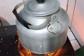 喝千滚水对身体有害？谣言图片