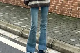 曾经被你嫌弃的“喇叭裤”，如今时尚圈人手一条！时髦显高还藏肉图片