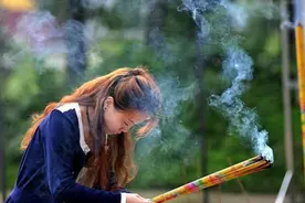 烧香为何一定是3根？每根分别代表什么？传统文化我们不能不知图片