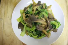 教你营养美味的蘑菇炒小白菜，解馋下饭超好吃，刚上桌就被抢光光图片