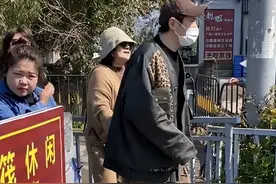 沈腾带父母广西旅行，被要合影满脸不爽，弯腰驼背仿佛老十岁图片