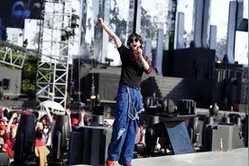 华晨宇演唱会遭遇吐槽，歌迷不堪泥地餐食高价，网友质疑割韭菜图片