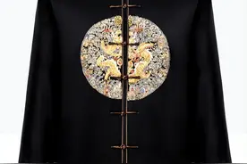 丧事习俗中，寿衣提前买放高处，孝子给晚辈下跪，到底有何用意？图片