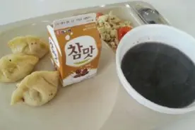 在韩留学生晒自己三餐，仿佛咸菜聚会，网友直言：透着淡淡的寒酸图片