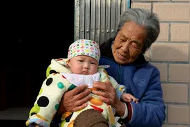 妈妈苦点累点也别让孩子跟老人睡，不是嫌弃，是尊老爱幼图片