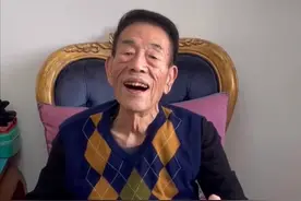 杨少华近照曝光，90岁瘦到脱相手腕骨头明显，夹菜手在颤抖图片