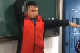 中学生疑遭校园霸凌被迫在讲台上跳舞，警方回应：正在处理图片