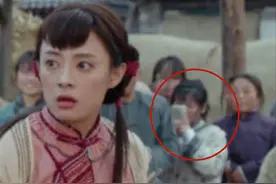 影视剧路人甲有多抢镜？捂嘴偷笑、当街接吻，比主角还“戏精”图片