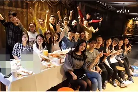 吉林40位老同学相聚，点满桌海鲜，连开12瓶茅台，买单时却傻眼了图片