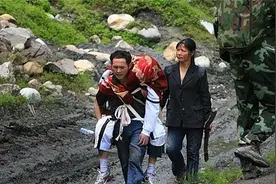 汶川地震后，男人背17岁儿子遗体，徒步山路8小时回家，后来怎样图片