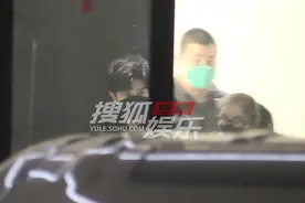 独家：任嘉伦下班眼睛瞪圆炯炯有神 步伐匆匆上车离开图片