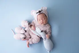 鹰钩鼻男主持，默默有了个孩子图片