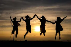 25岁小伙为了报恩，陪漂亮的女老板2年，一月后，我肠子都悔青了图片