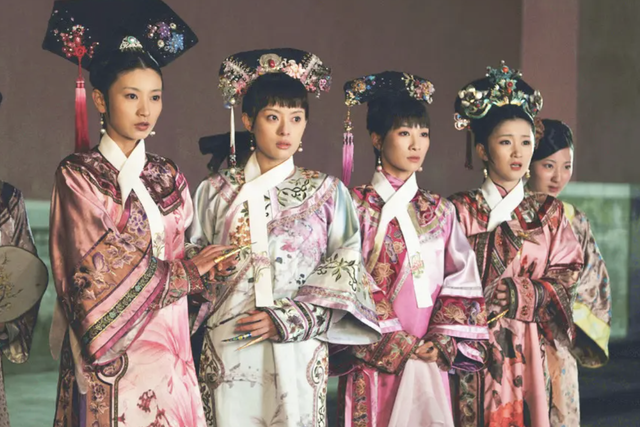 《甄嬛传》十位演员现状，多人已无人问津，有人塌房，有人被网暴