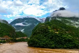 云南怒江大峡谷的深处，藏着“人神共居之地”，不信佛教信天主教图片