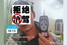 十堰一男子边喝酒边开车，还把车停在斑马线上睡觉！结果……图片
