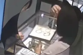 淄博一女子入职金店不到3天偷走2只金镯子：趁同事向顾客展示商品时，假装把玩偷走图片