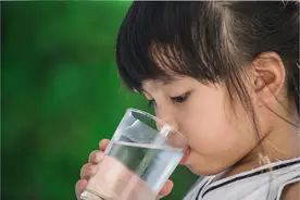 婴幼儿可以喝水吗？每天喝多少水比较好？新手爸妈必看图片