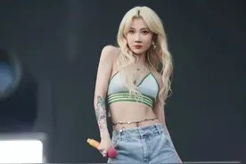 低俗不雅?女歌手乃万演唱会单手脱衣，甩向观众，台下一片疯狂图片