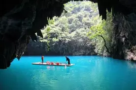 广西三门海，远看似一块凝固的碧玉，近看才发现落叶正随水远流去图片