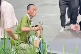 天津一男子持剪刀伤人，群众一铁锹把他敲懵，网友：算互殴吗图片