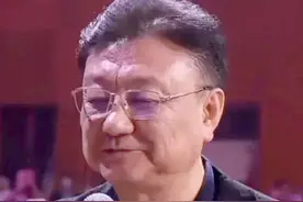 王宁老得让人心疼！他现身中国传媒大学70周年校庆，怼脸拍好苍老图片