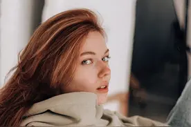 中年以后的男女，还能遇到爱情吗？听听这个45岁女人对爱情的定义图片