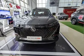 2022款第二代长安CS75 PLUS到店，外观更高级，内饰时尚，全系8AT图片