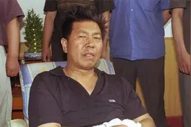 2000年，村主任带领警校儿子抢银行，最后却因一个“门锁”被抓图片