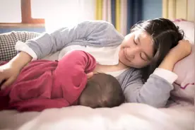 吃母乳的宝宝，吃不到10分钟就睡着，5分钟后又醒来，咋回事儿？图片