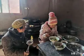 孙女患病需要百万治疗费无着落，72岁残疾奶奶抱老伴遗像哭坏双眼图片