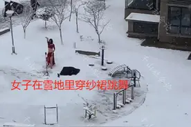 女子穿纱裙雪中跳舞，身材火辣动作大胆，网友：夏天穿得都比她多图片