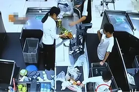 孩子逛超市口渴，妈妈拿空瓶饮料结账，却遭10倍赔偿，网友：该罚图片