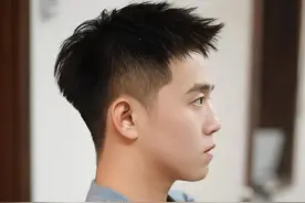 男生发型别乱烫了，今年这几种烫发很火爆，阳光帅气时尚又有活力图片