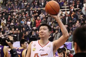 正式告别中国篮坛！王治郅亮相央视，最新军衔曝光，未来或升将军图片