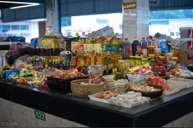 菜市场的套路？不干净的土鸡蛋，带草的野生鱼，带泥的野生甲鱼图片